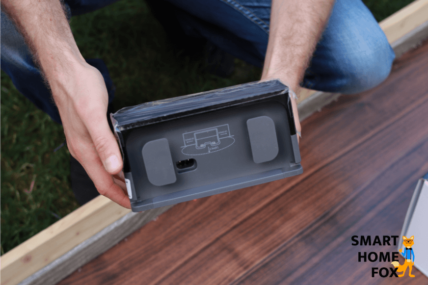 На зарядной станции Ecovacs Deebot OZMO 950 сзади установлена система управления кабелем.